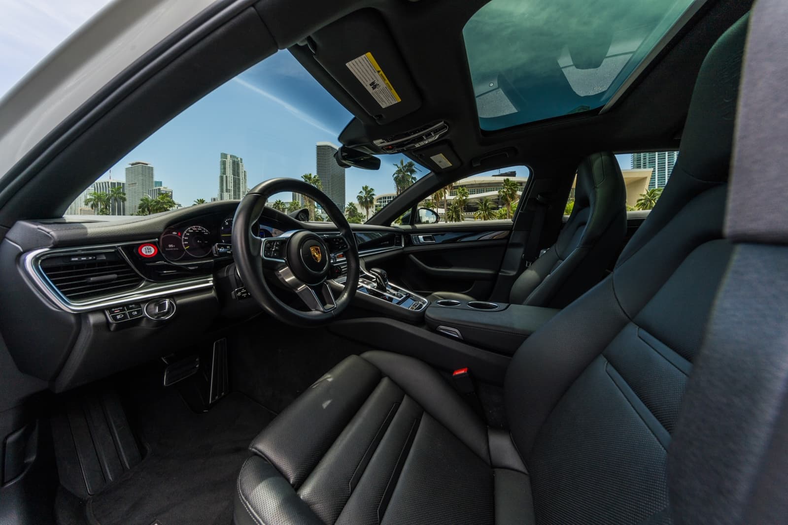 Porsche Panamera 4 E-Hybrid White/Black - thumbnail 3
