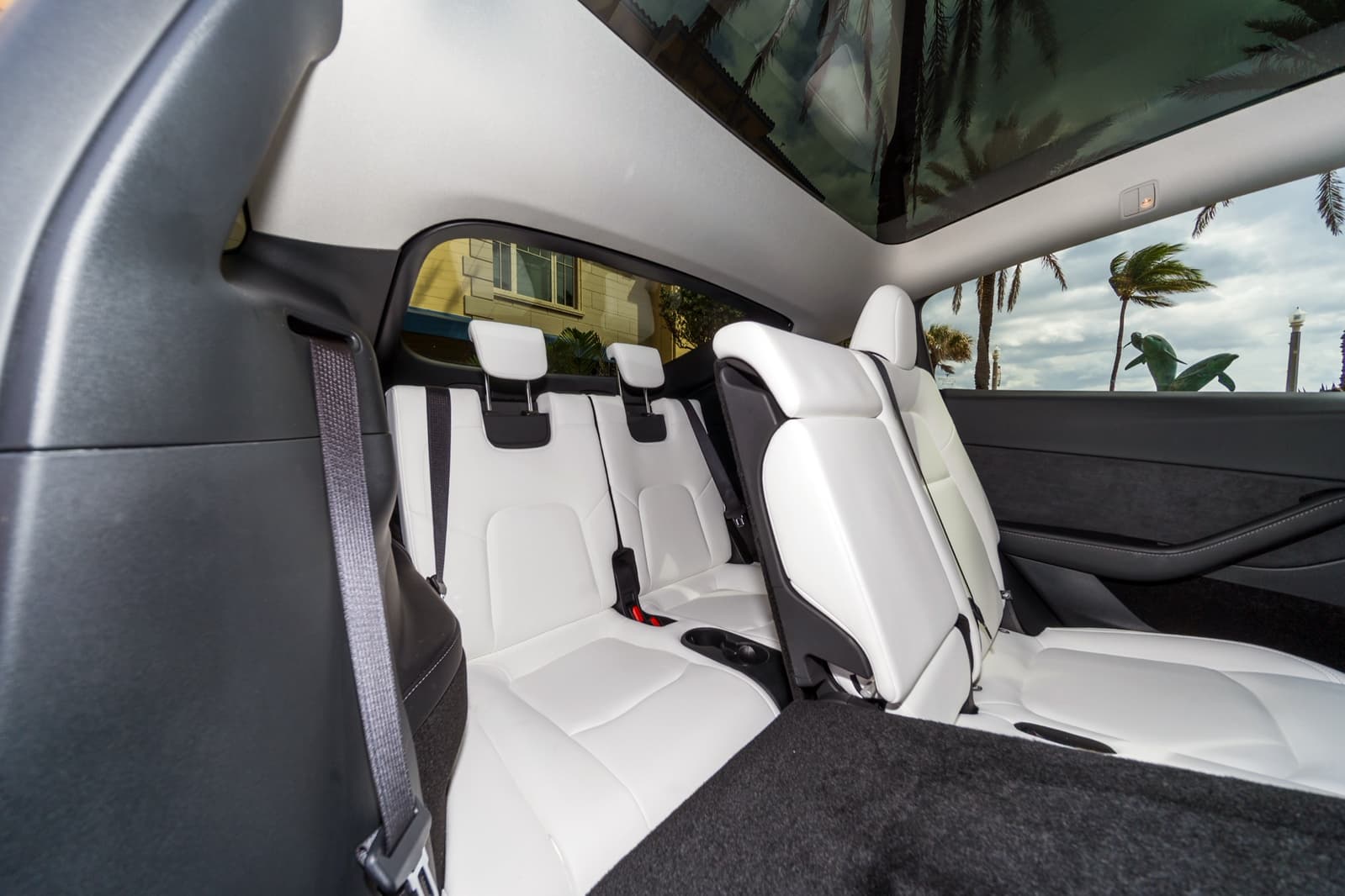 Tesla Model Y Dual Motor White/White - thumbnail 3