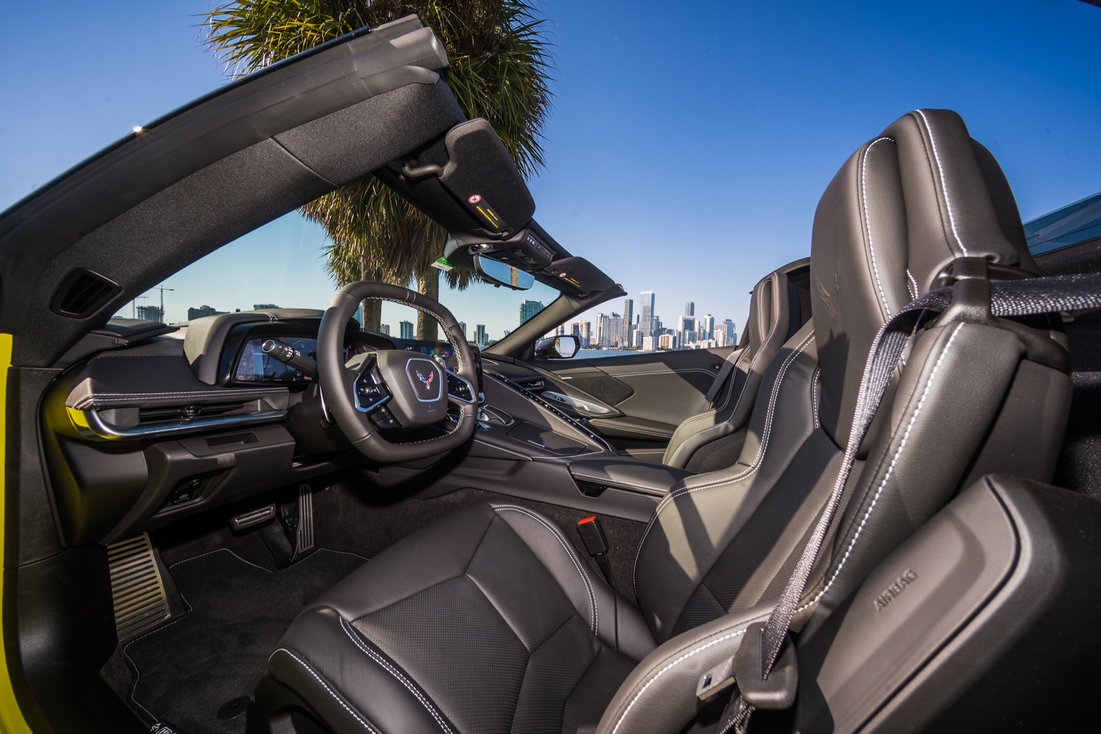 Chevrolet Corvette C8 Convertible Yellow/Black - thumbnail 3
