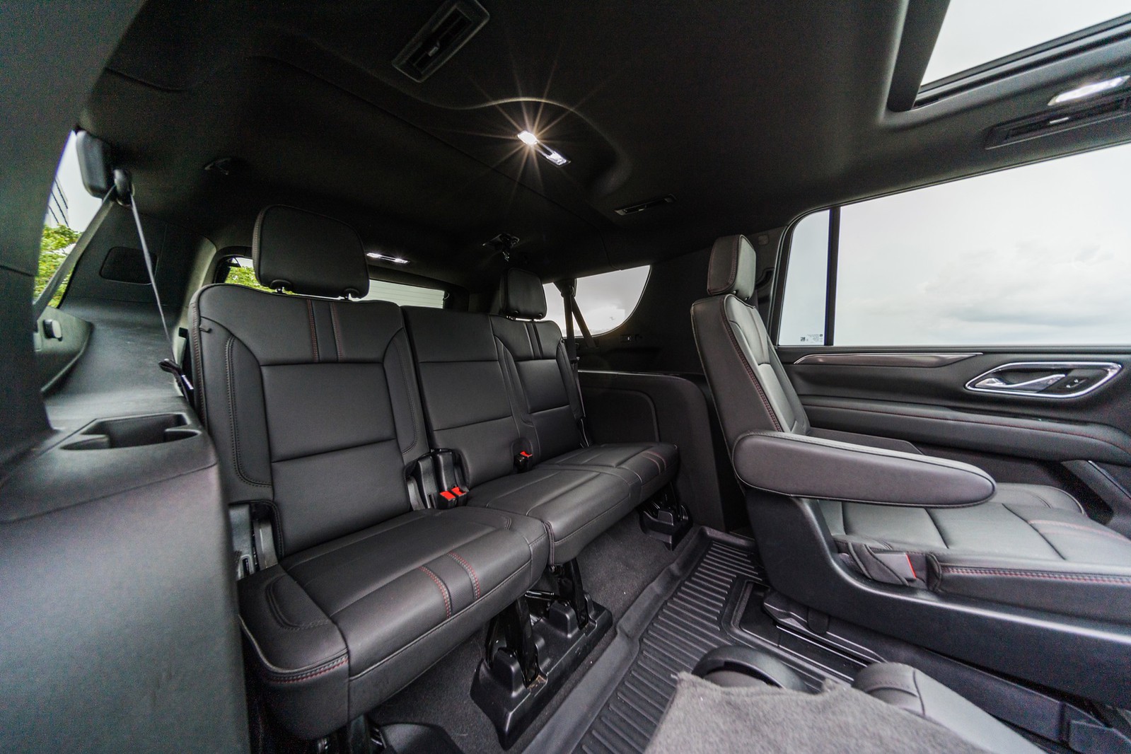Chevrolet Suburban RST Duramax Black/Black - thumbnail 10
