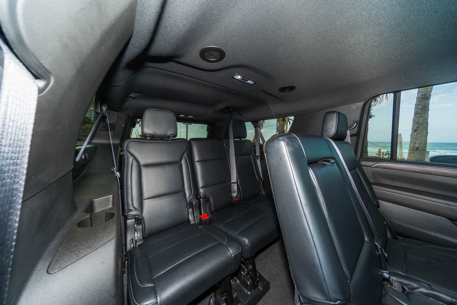 Chevrolet Suburban White/Black - thumbnail 2