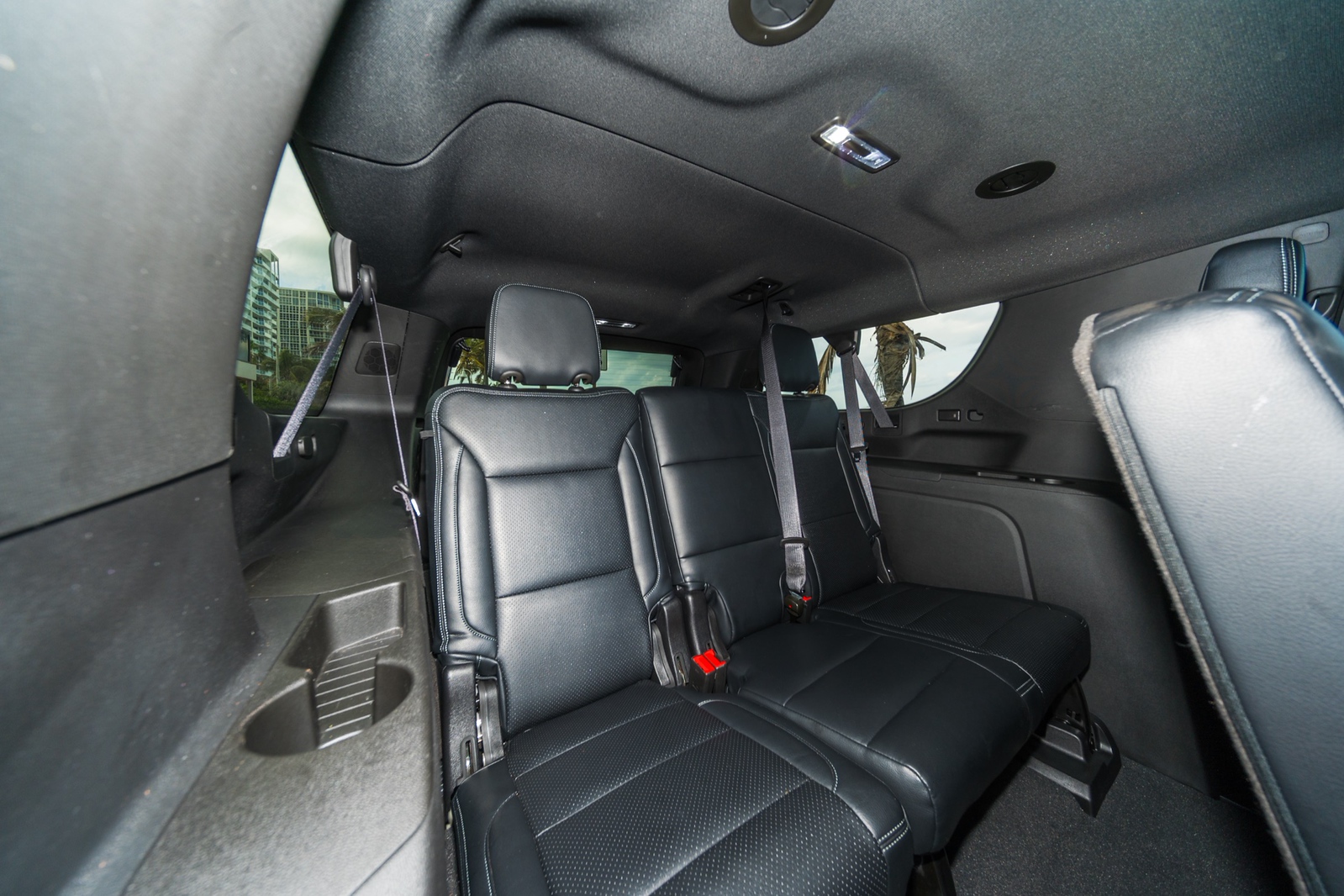 Chevrolet Suburban White/Black - thumbnail 3