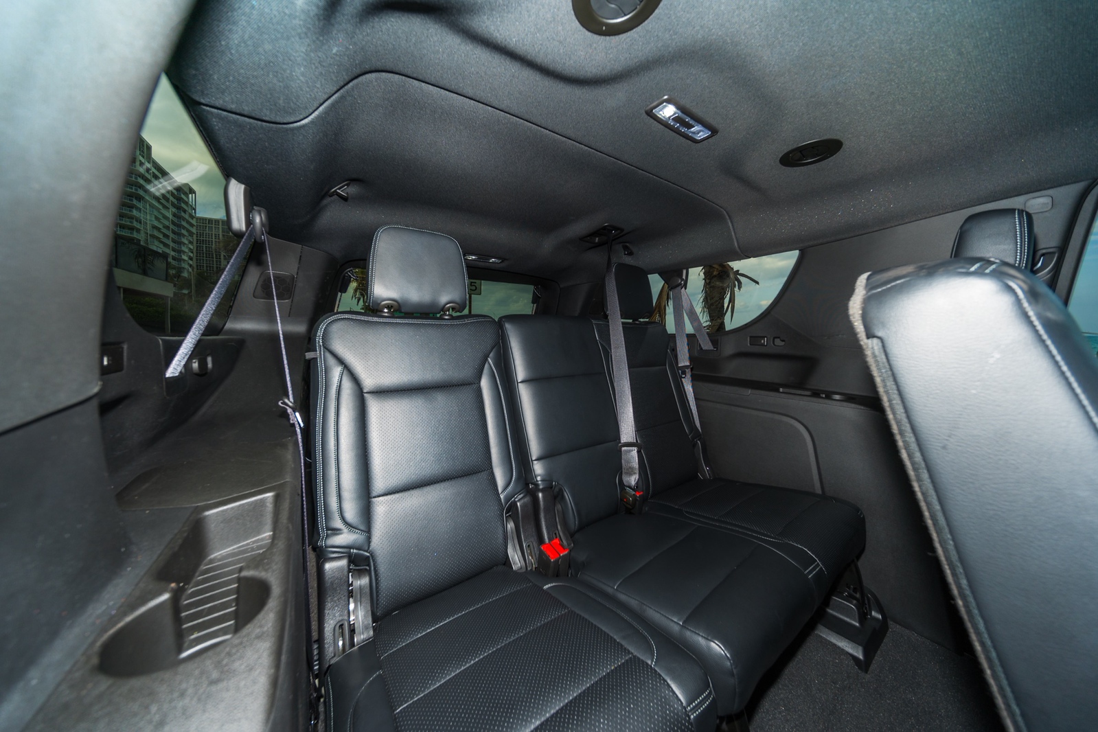 Chevrolet Suburban White/Black - thumbnail 6