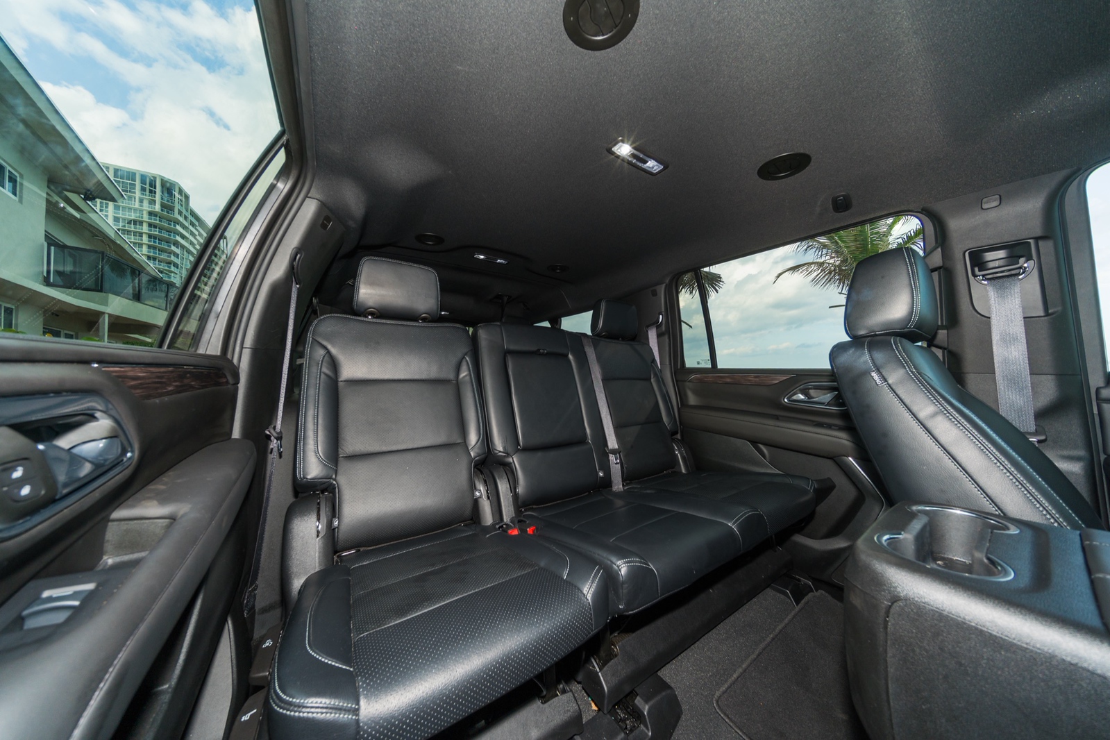 Chevrolet Suburban White/Black - thumbnail 10