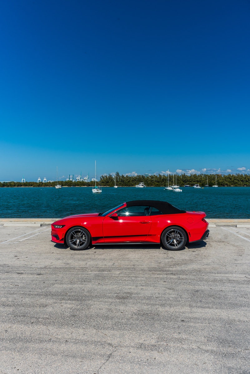 Ford Mustang Convertible Red/Black - thumbnail 2