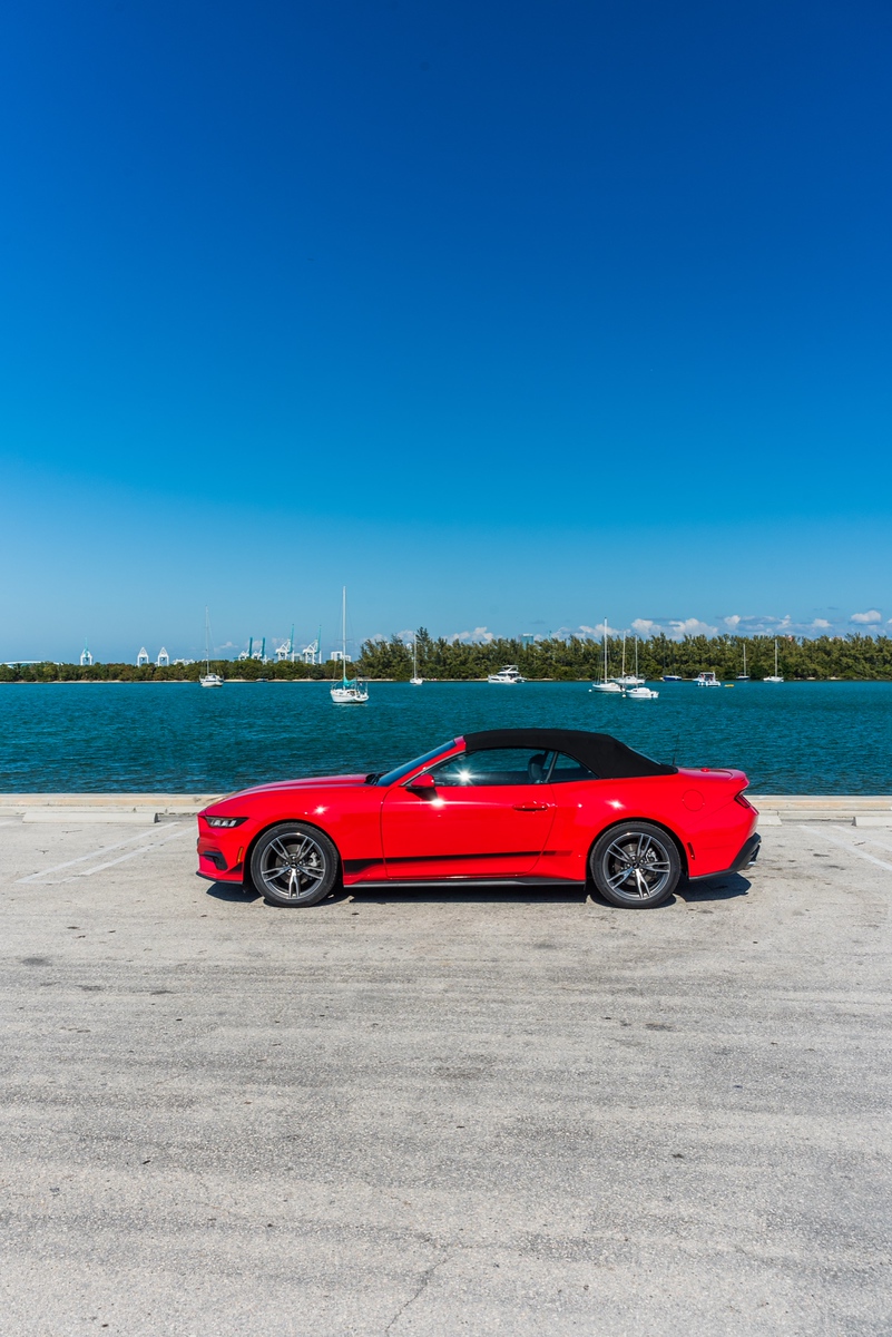 Ford Mustang Convertible Red/Black - thumbnail 3