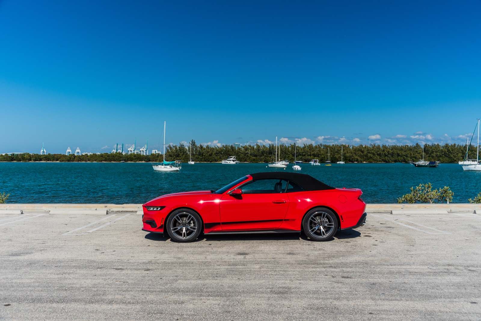 Ford Mustang Convertible Red/Black - thumbnail 4