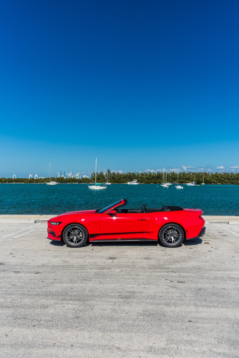 Ford Mustang Convertible Red/Black - thumbnail 5