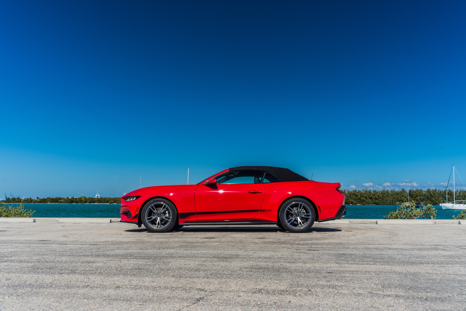 Ford Mustang Convertible Red/Black - thumbnail 6