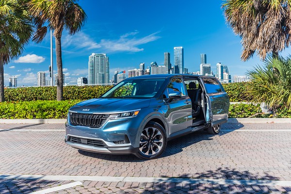Kia Carnival Green/Grey for rent in Miami