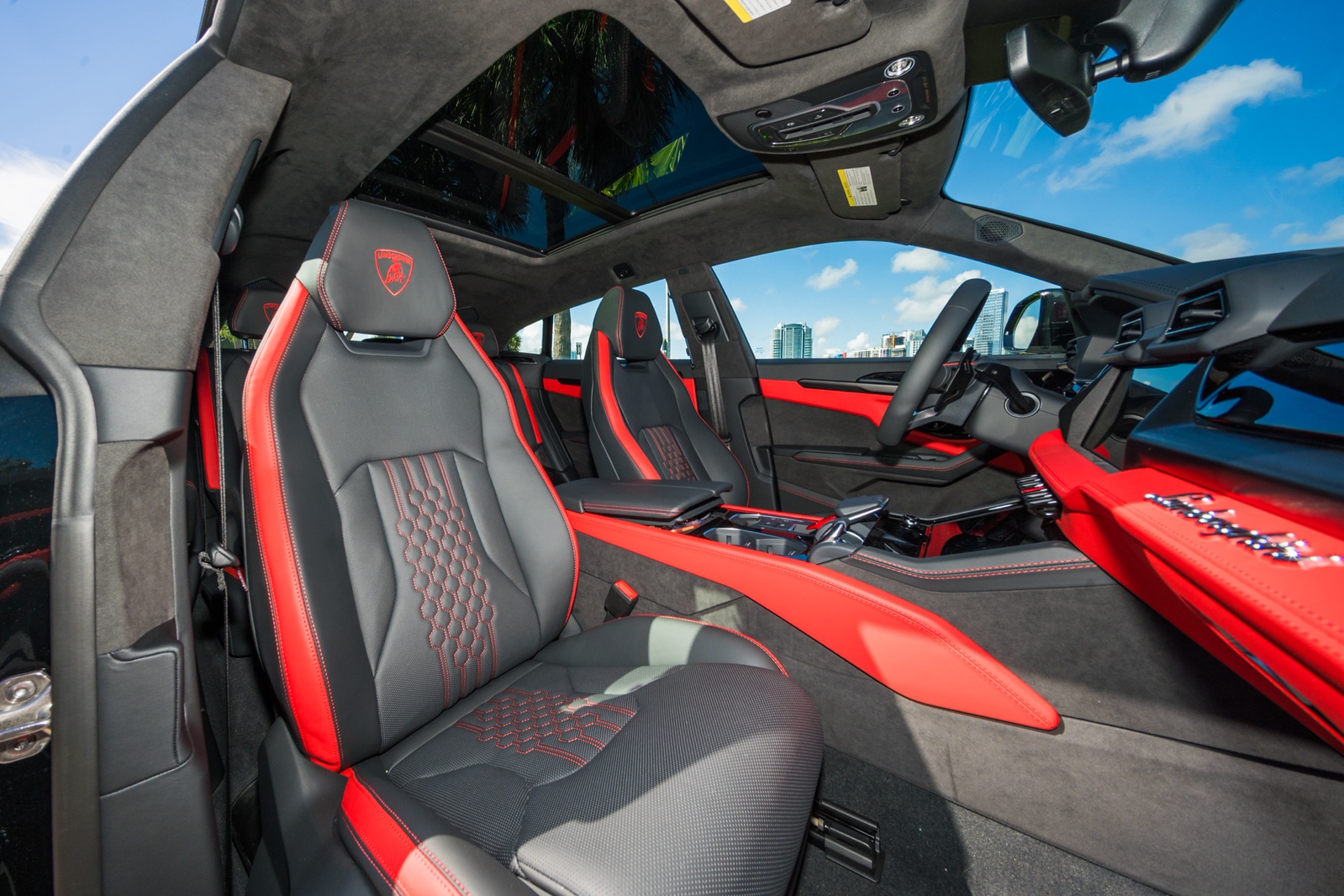 Lamborghini Urus SE Black/Red - thumbnail 4