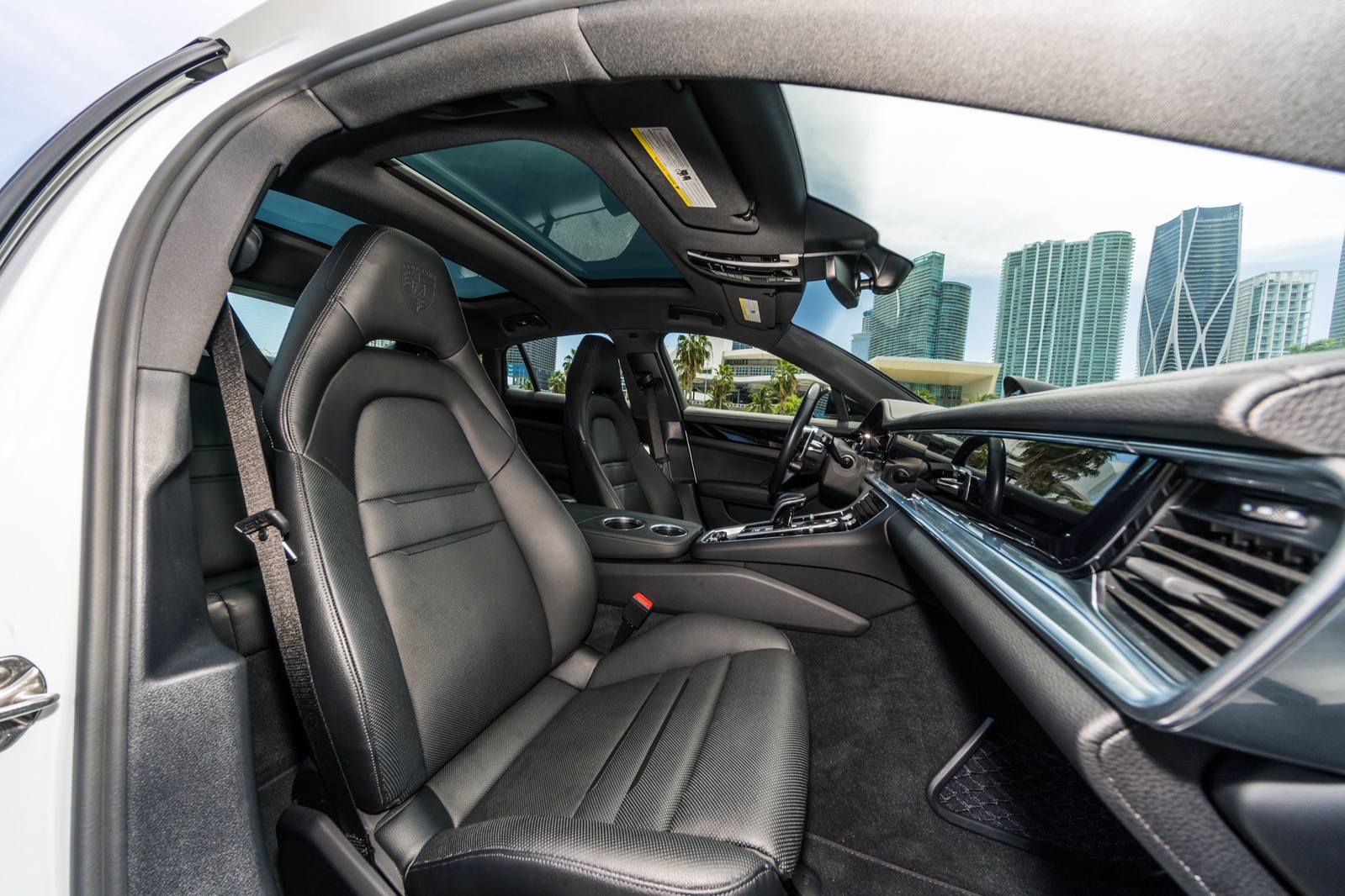 Porsche Panamera 4 E-Hybrid White/Black - thumbnail 4