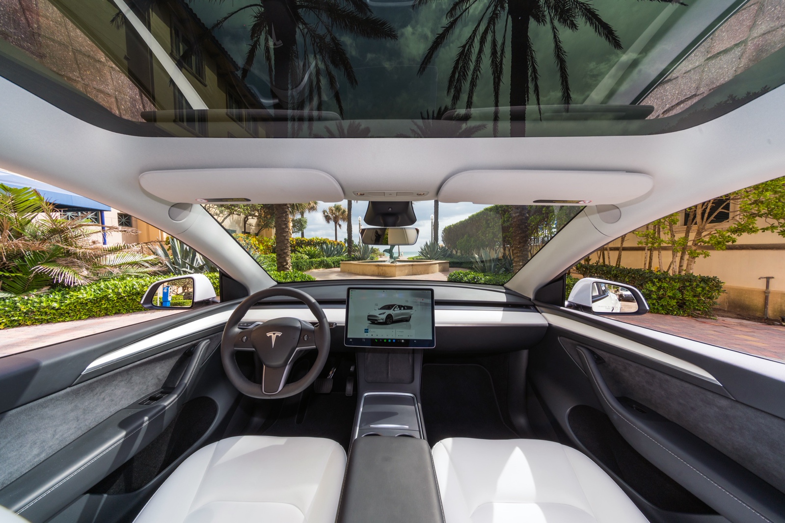 Tesla Model Y Dual Motor White/White - thumbnail 2