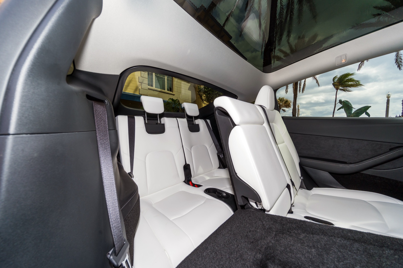Tesla Model Y Dual Motor White/White - thumbnail 3