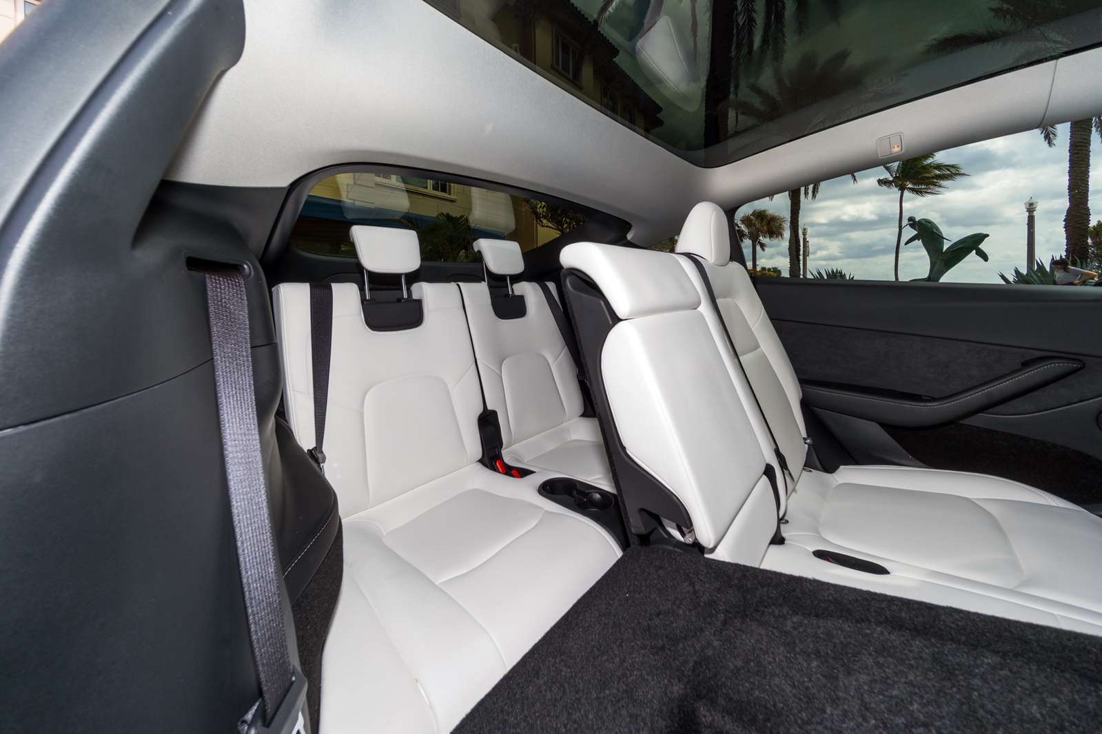 Tesla Model Y Dual Motor White/White - thumbnail 4
