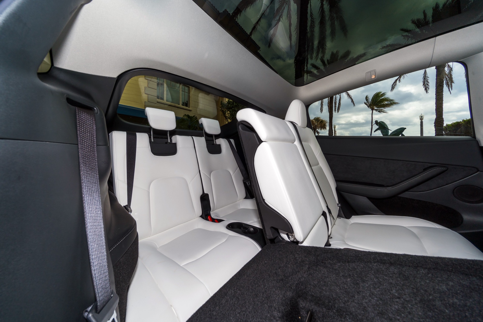 Tesla Model Y Dual Motor White/White - thumbnail 5
