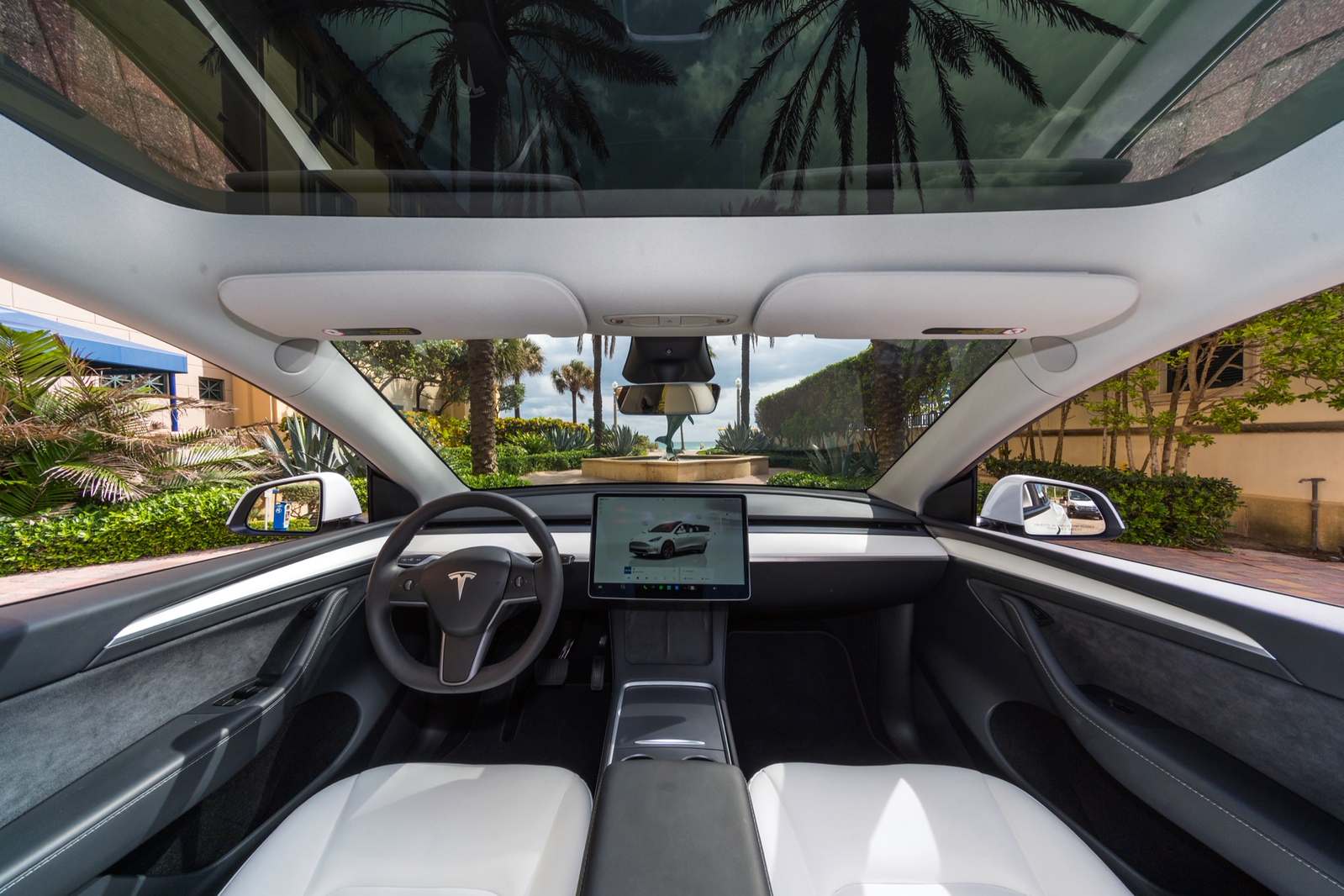Tesla Model Y Dual Motor White/White - thumbnail 6