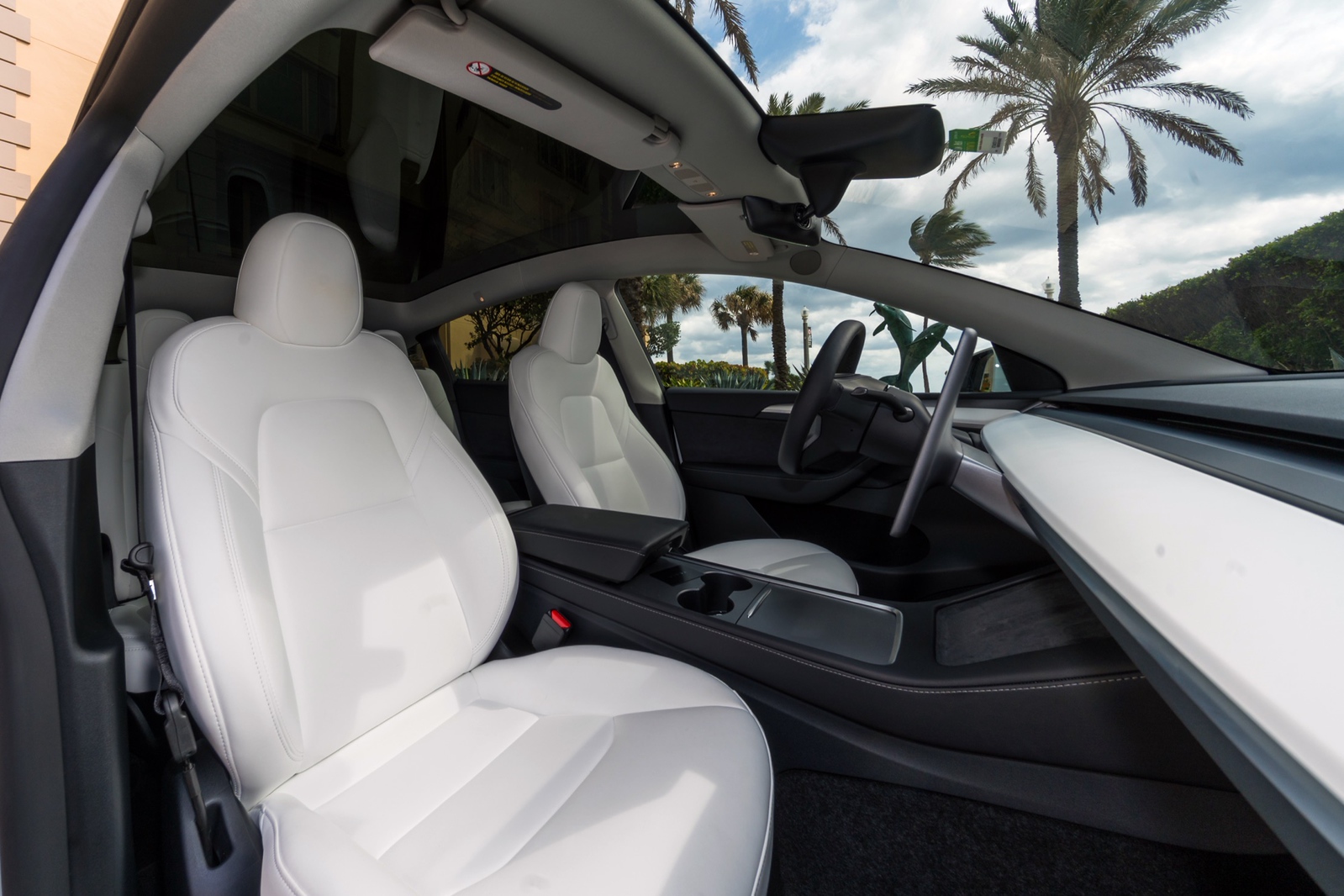 Tesla Model Y Dual Motor White/White - thumbnail 7