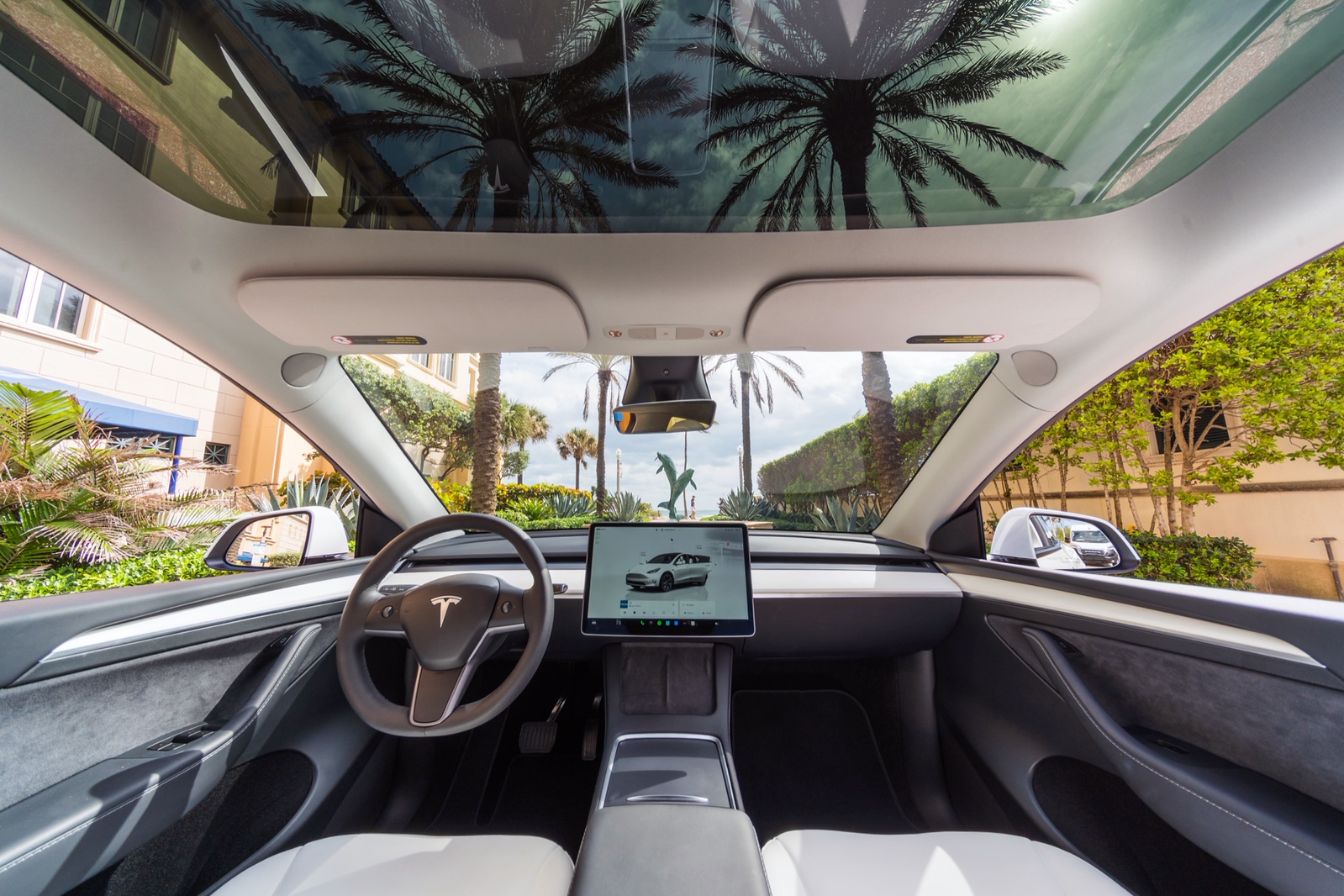 Tesla Model Y Dual Motor White/White - thumbnail 8