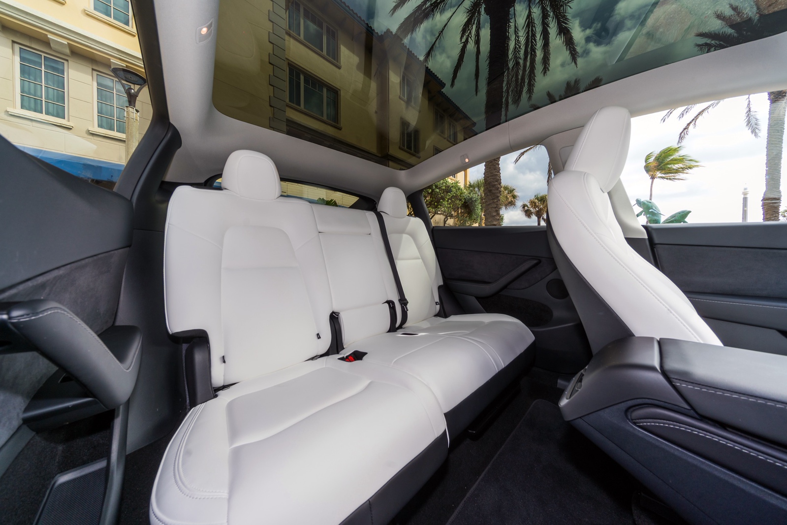 Tesla Model Y Dual Motor White/White - thumbnail 9