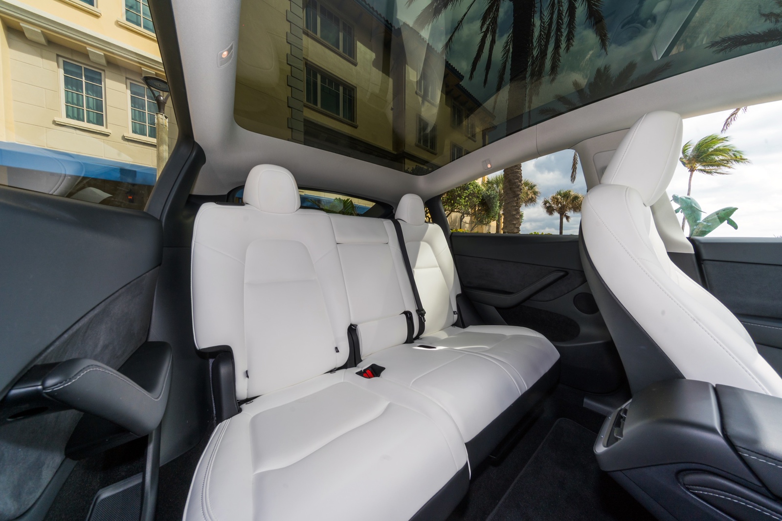 Tesla Model Y Dual Motor White/White - thumbnail 10