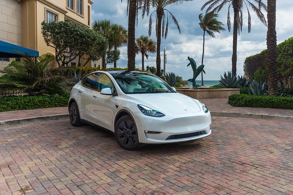 Tesla Model Y Dual Motor White/White for rent in Miami